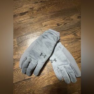 Under armour winter gloves. Size medium. Barely used.